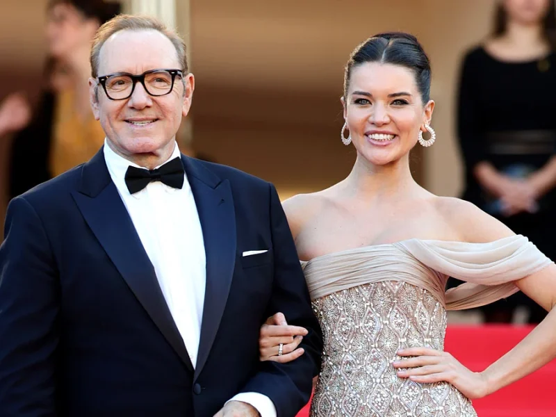Kevin Spacey retorna a Cannes com a modelo Via Lemann no braço, um ano após discurso inflamado