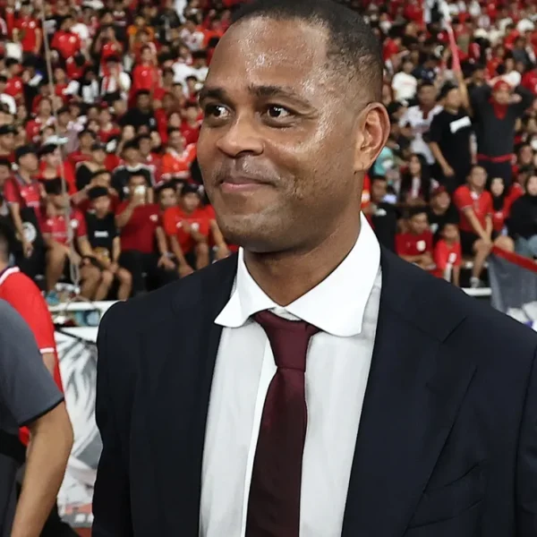 Patrick Kluivert defende os jogadores do Real Madrid antes do jogo contra seu ex-clube, o Barcelona
