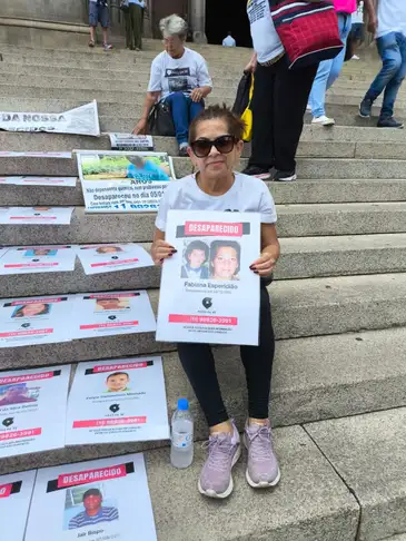 Brasília-DF – 09/05/2026 -Mães de desaparecidos pedem visibilidade, memória e respeito
Mulheres formam grupos para gerar redes de apoio. ( Ivanise na escadaria da Sé). Foto: Arquivo pessoal