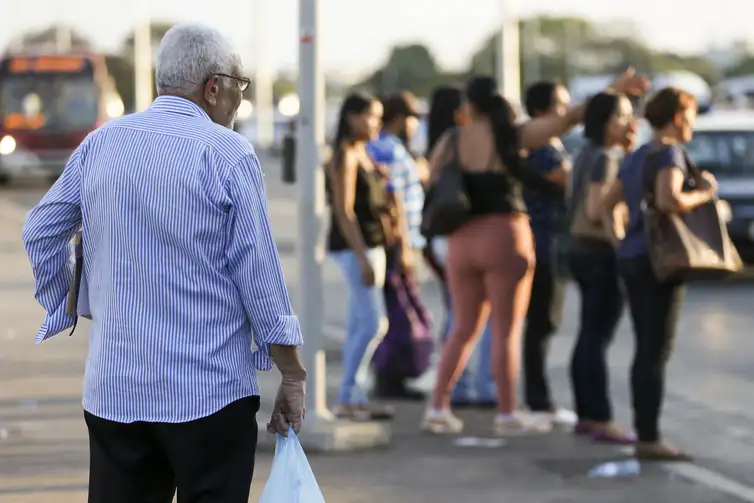 Marcelo Camargo/Agência Brasil Idosos na região central de Brasília.