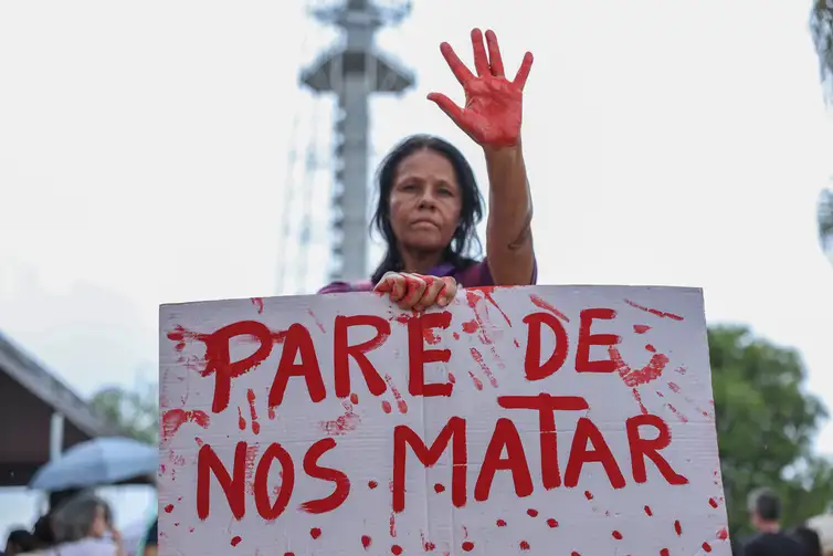 Marcelo Camargo/Agência Brasil Brasília (DF), 07/12/2025 - O Levante Mulheres Vivas realiza ato na área central de Brasília para denunciar o feminicídio e todas as formas de violência contra mulheres.
Foto: Marcelo Camargo/Agência Brasil