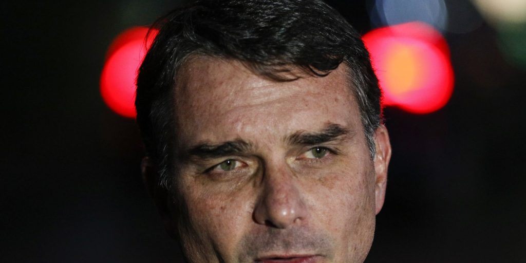 PF aponta pedidos de Flávio Bolsonaro a Vorcaro para financiar filme Dark Horse