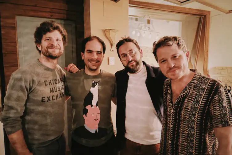 Rio de Janeiro (RJ), 27/05/2026 –  Os quatro músicos que produziram, fizeram arranjos e participaram do disco da direita para a esquerda: Gabriel Grossi, Laurent Coloundre, Michael League e Ruy López.
Foto: Universal/Divulgação