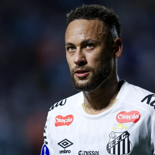 ‘Você não vai para a Copa do Mundo’: Neymar briga com torcedor brasileiro durante vitória do Santos sobre o Coritiba