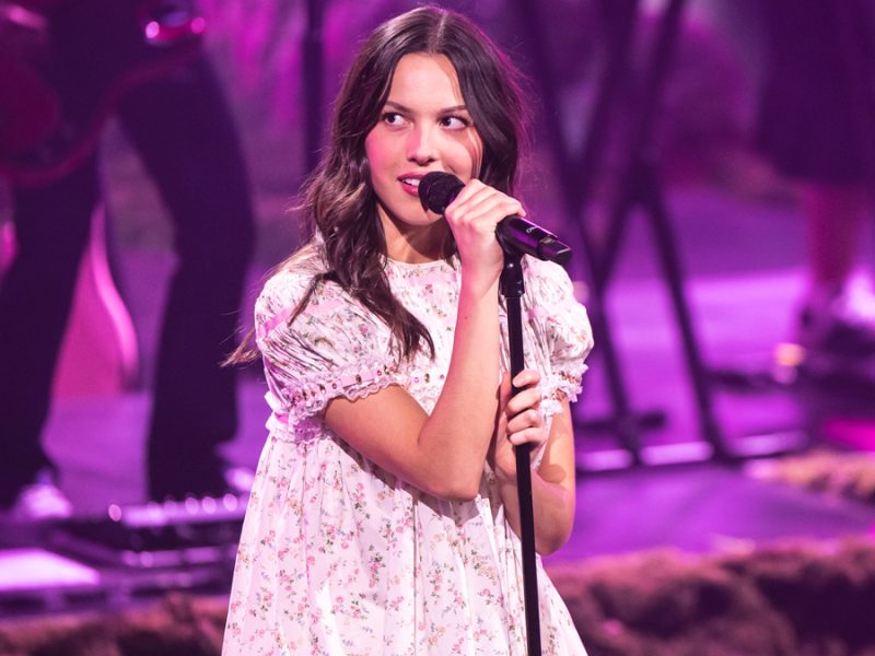 Olivia Rodrigo usa blusa babydoll para apresentação ao vivo do Spotify Billions Club em Barcelona