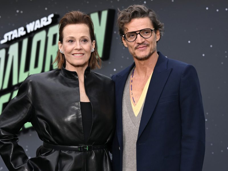 Pedro Pascal e Sigourney Weaver saem em Londres para o evento de fãs de ‘Star Wars: The Mandalorian & Grogu’