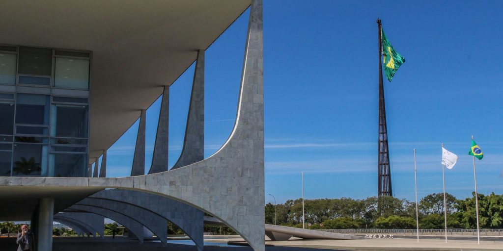 Frente de prefeitos cobra dos presidenciáveis novo pacto federativo e mais voz aos municípios