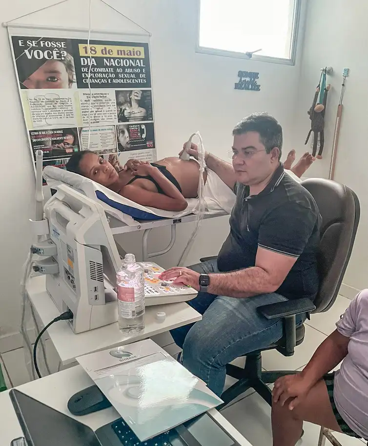 Rio de Janeiro (RJ), 27/05/2026 –  A mortalidade materna no Brasil está muito diferente do que foi há 20 anos. E a mudança foi para melhor. A análise é do enfermeiro obstétrico Renné Costa, membro do Conselho Federal de Enfermagem (Cofen).
Formação de enfermeiros obstétricos contribui para redução da mortandade materna.
Foto: Renné Costa/Arquivo pessoal