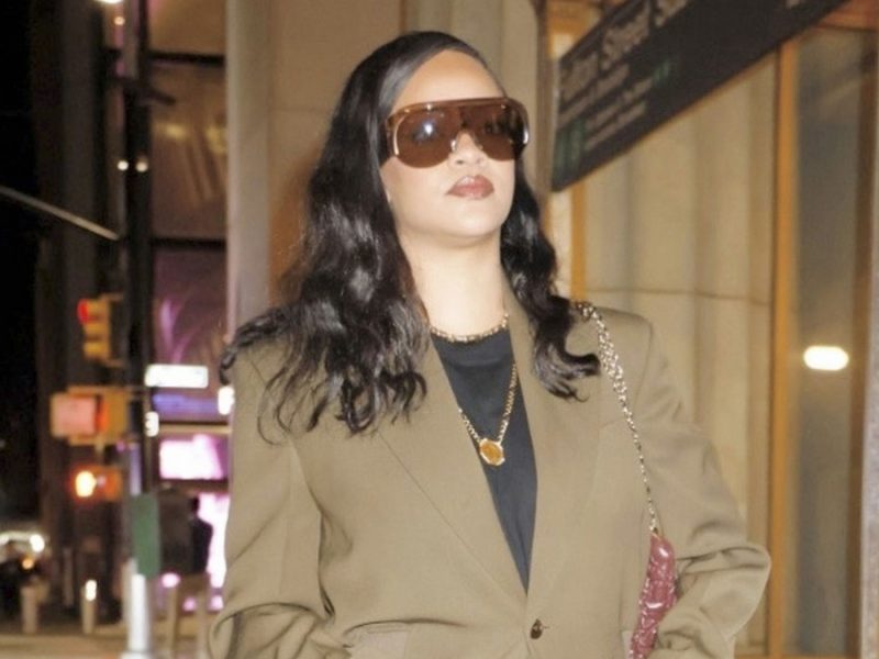 Rihanna se encontra com amigos para jantar no Nobu Downtown em Nova York