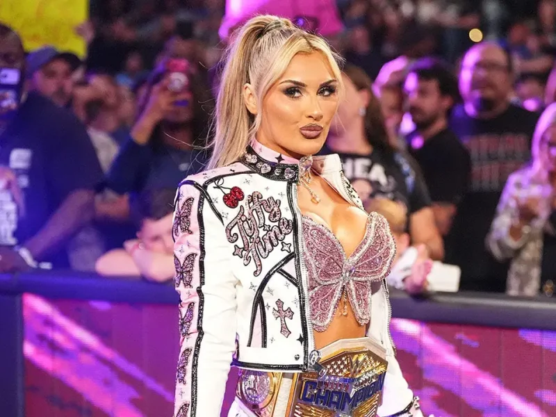 Tiffany Stratton, a WWE Champion que desafia críticas sobre procedimentos estéticos