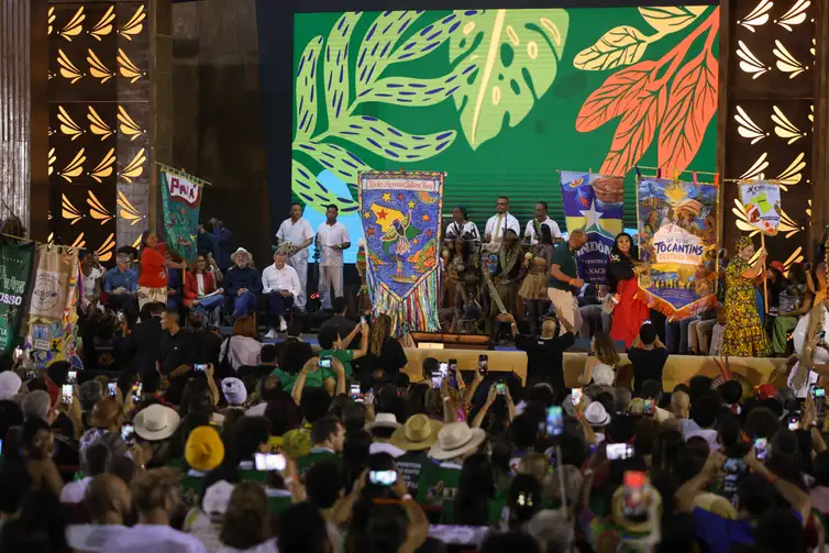Aracruz (ES), 21/05/2026 – Estandartes dos estados são apresentados durante abertura oficial da 6ª Teia Nacional dos Pontos de Cultura, em Aracruz (ES). Foto: Tomaz Silva/Agência Brasil