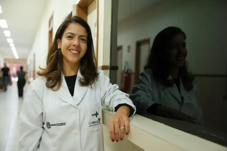 Rio de Janeiro (RJ), 26/05/2026 – A chefe da Unidade da Saúde da Mulher da Maternidade Escola UFRJ, Maria Isabel Peixoto posa para foto na instituição, na zona sul do Rio de Janeiro.
Foto: Tomaz Silva/Agência Brasil