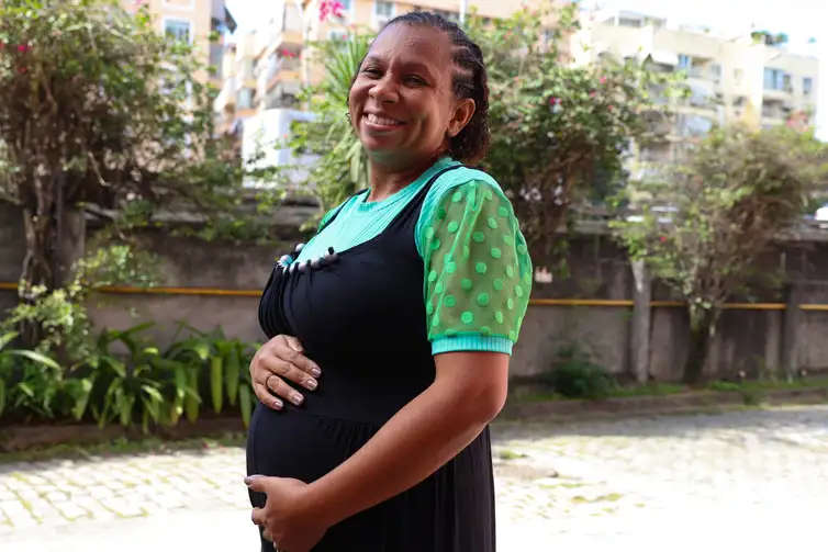Rio de Janeiro (RJ), 26/05/2026 –  A grávida que faz tratamento na Maternidade Escola UFRJ, Fernanda Lopes de Almeida posa para foto na instituição, na zona sul do Rio de Janeiro.
Foto: Tomaz Silva/Agência Brasil