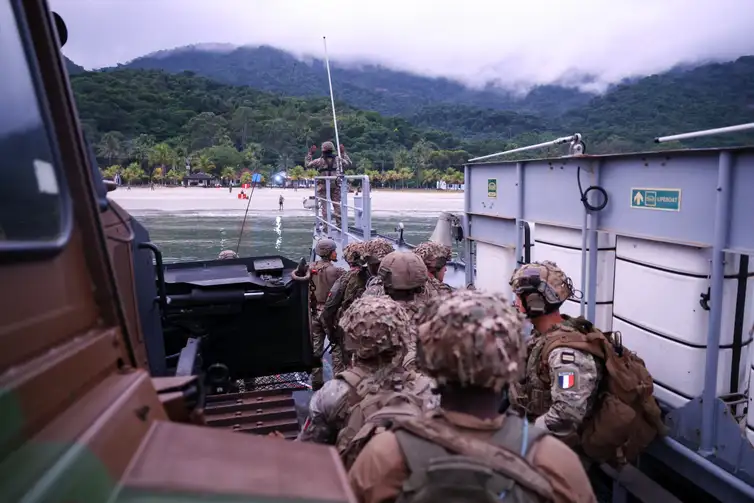 Rio de Janeiro (RJ), 30/04/2026 - Foto feita em  28/04/2026 – Marinheiros da Marinha do Brasil e da França fazem exercícios durante a missão Jeanne d'Arc 2026 na Restinga de Marambaia, em Mangaratiba (RJ). Foto: Tomaz Silva/Agência Brasil