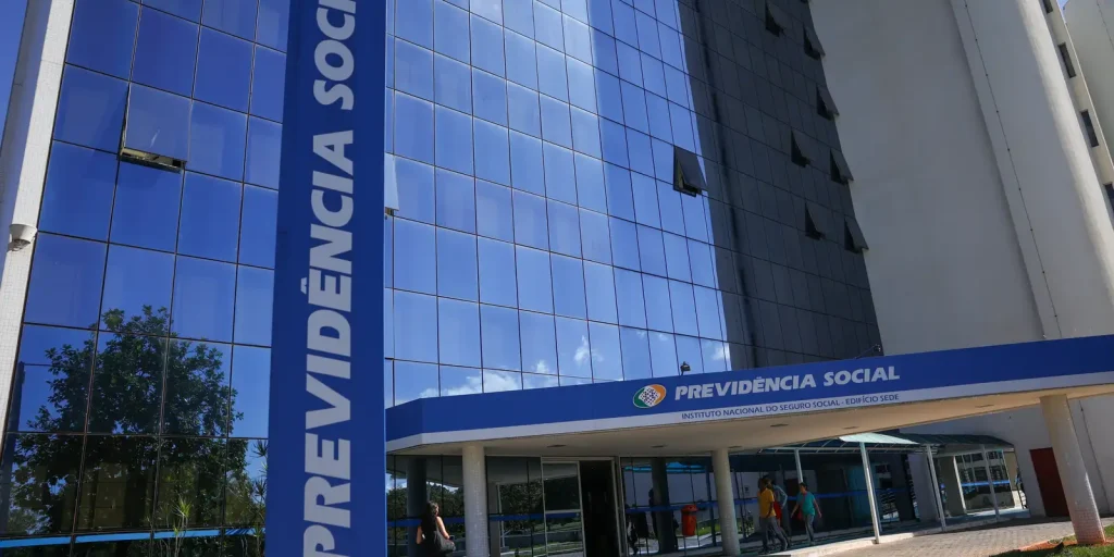Governo revisa para baixo previsão de gastos do INSS em 2027