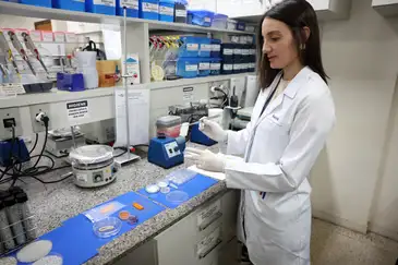 Valter Campanato/Agência Brasil Brasília (DF), 26/05/2026 - O laboratório de nanotecnologia da Embrapa produz em caráter experimental substitutos veganos de carne vermelha, salmão e lula por meio de uma impressora carregada de massa feita do extrato de sementes. Foto: Valter Campanato/Agência Brasil