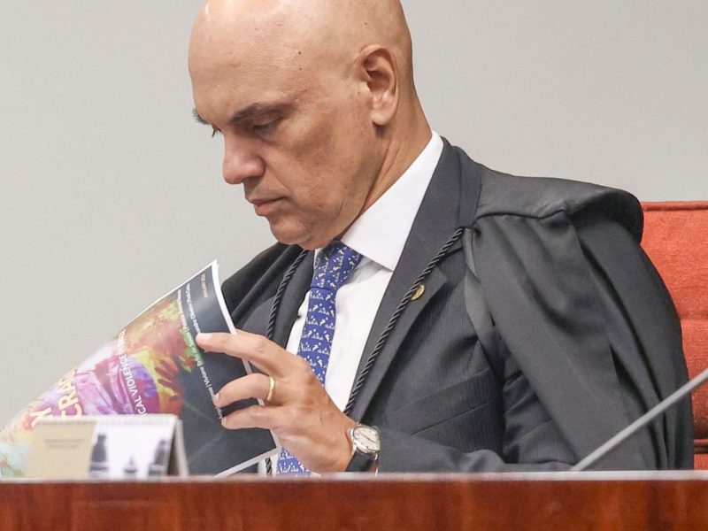 Moraes dá 24 horas para Bolsonaro explicar arma apreendida em blitz