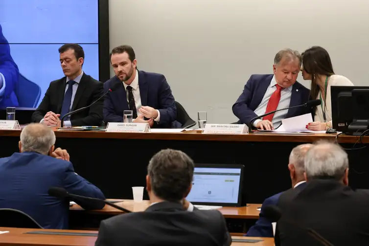 Lula Marques/Agência Brasil. Brasília – DF – 17/06/2026 – O ministro da Fazenda, Dario Durigan, durante audiência pública conjunta promovida pelas comissões de Agricultura, Pecuária, Abastecimento e Desenvolvimento Rural e de Finanças e Tributação da Câmara. Foto Lula Marques/Agência Brasil.