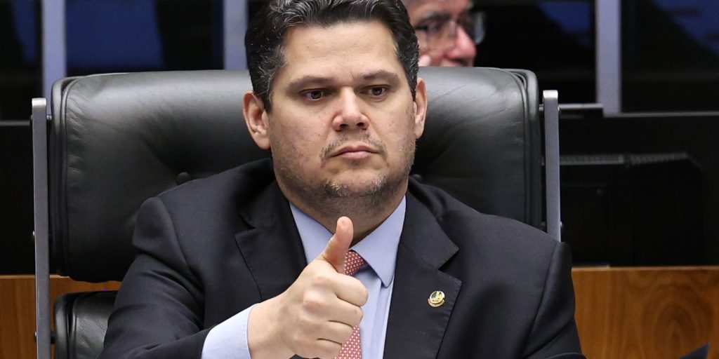 Após diálogo com Lula, Alcolumbre libera PEC do fim da escala 6×1 para análise no Senado