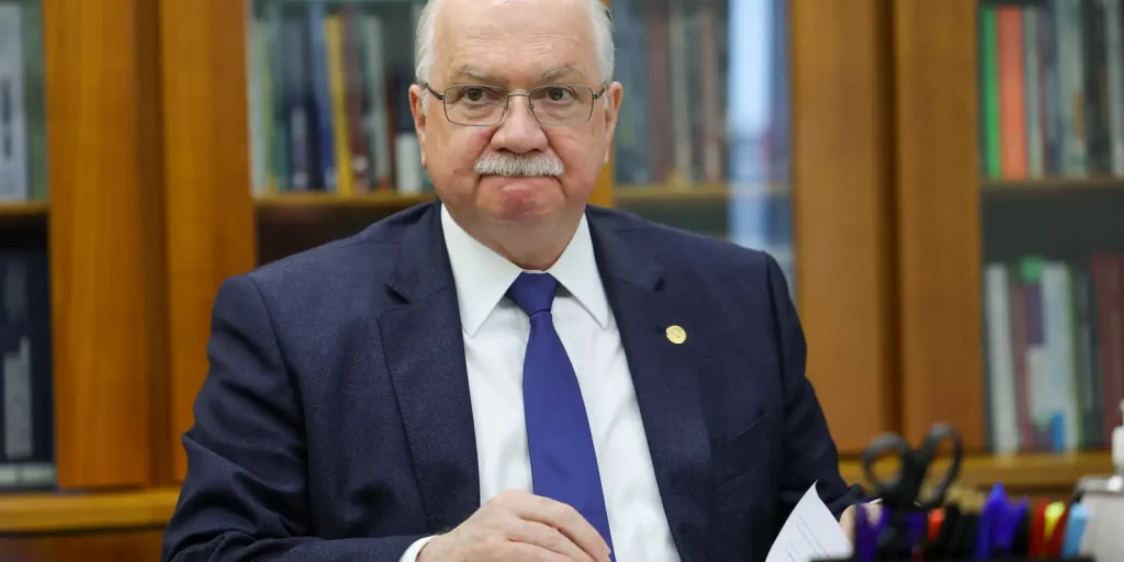 Fachin orienta PF a enviar ao STF todas as menções a ministros no caso Master