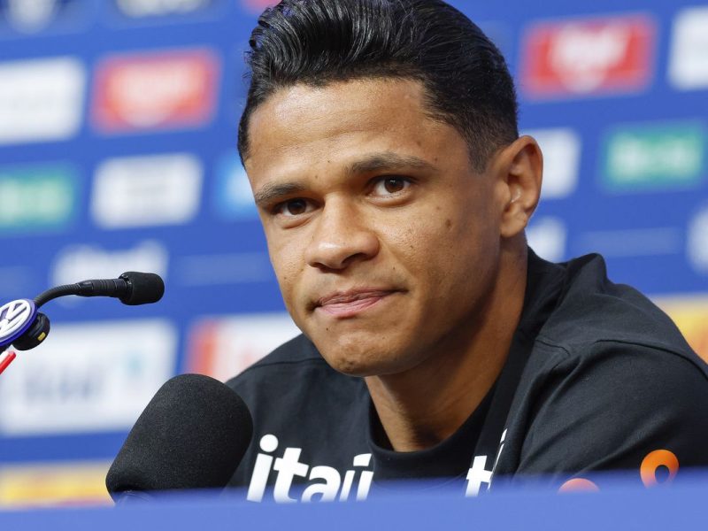 Aposta de Ancelotti, Douglas Santos explica apoio tático a Vini Jr.