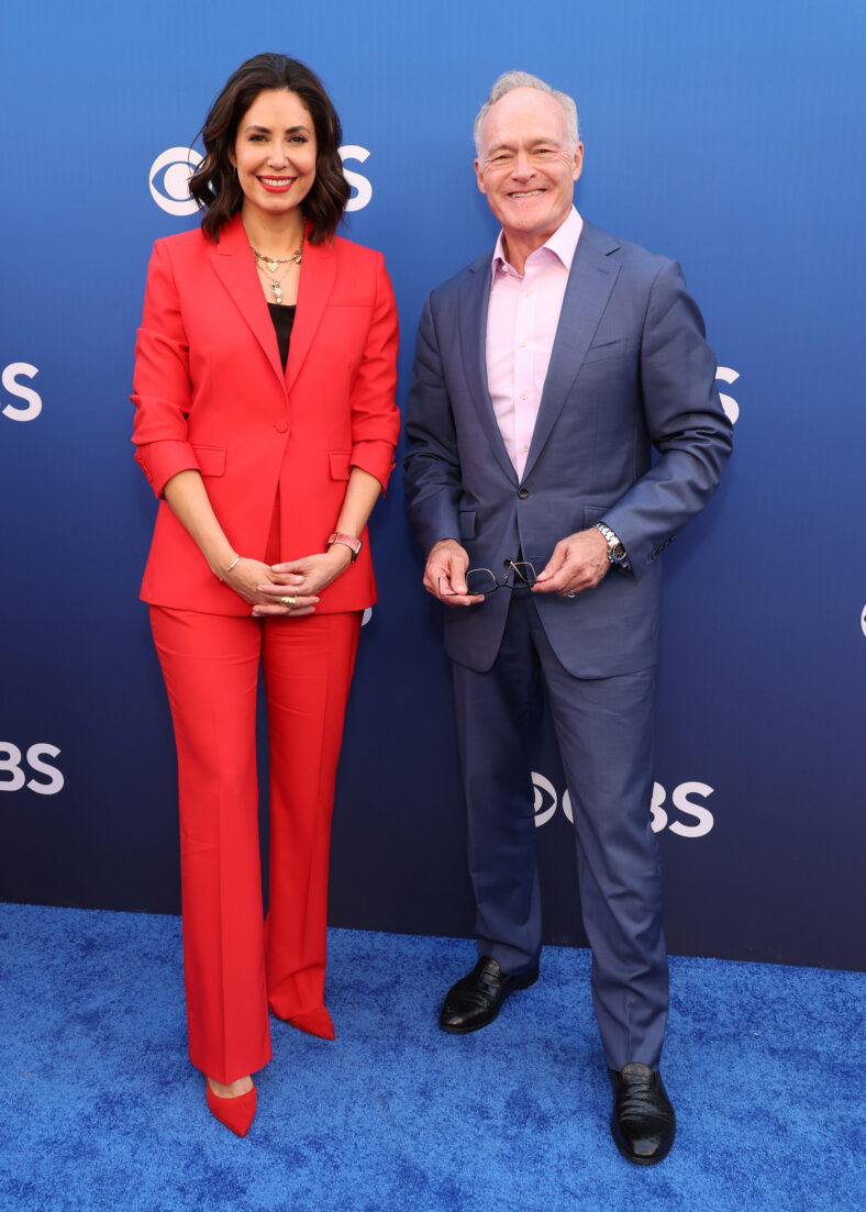 Cecilia Vega e Scott Pelley participando de um evento