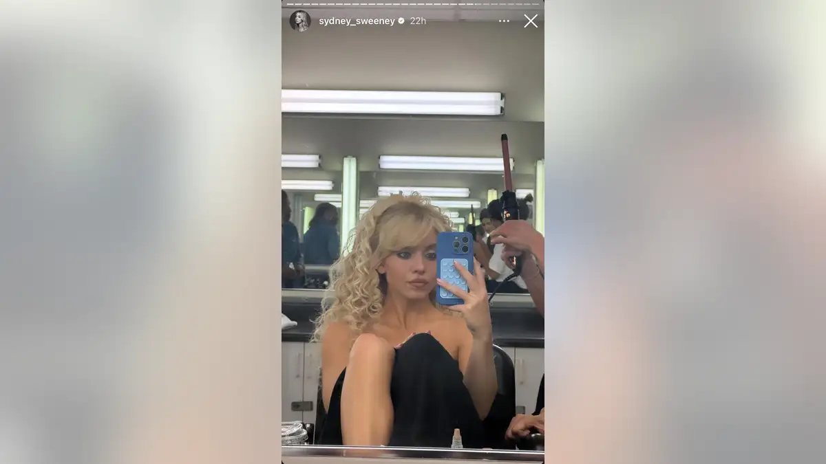 A mirror selfie of Sydney Sweeney in a black outfit