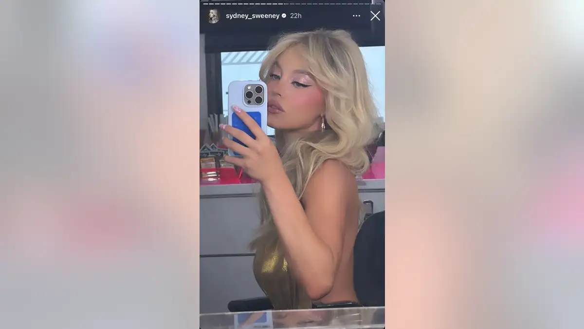 Sydney Sweeney in mirror selfie