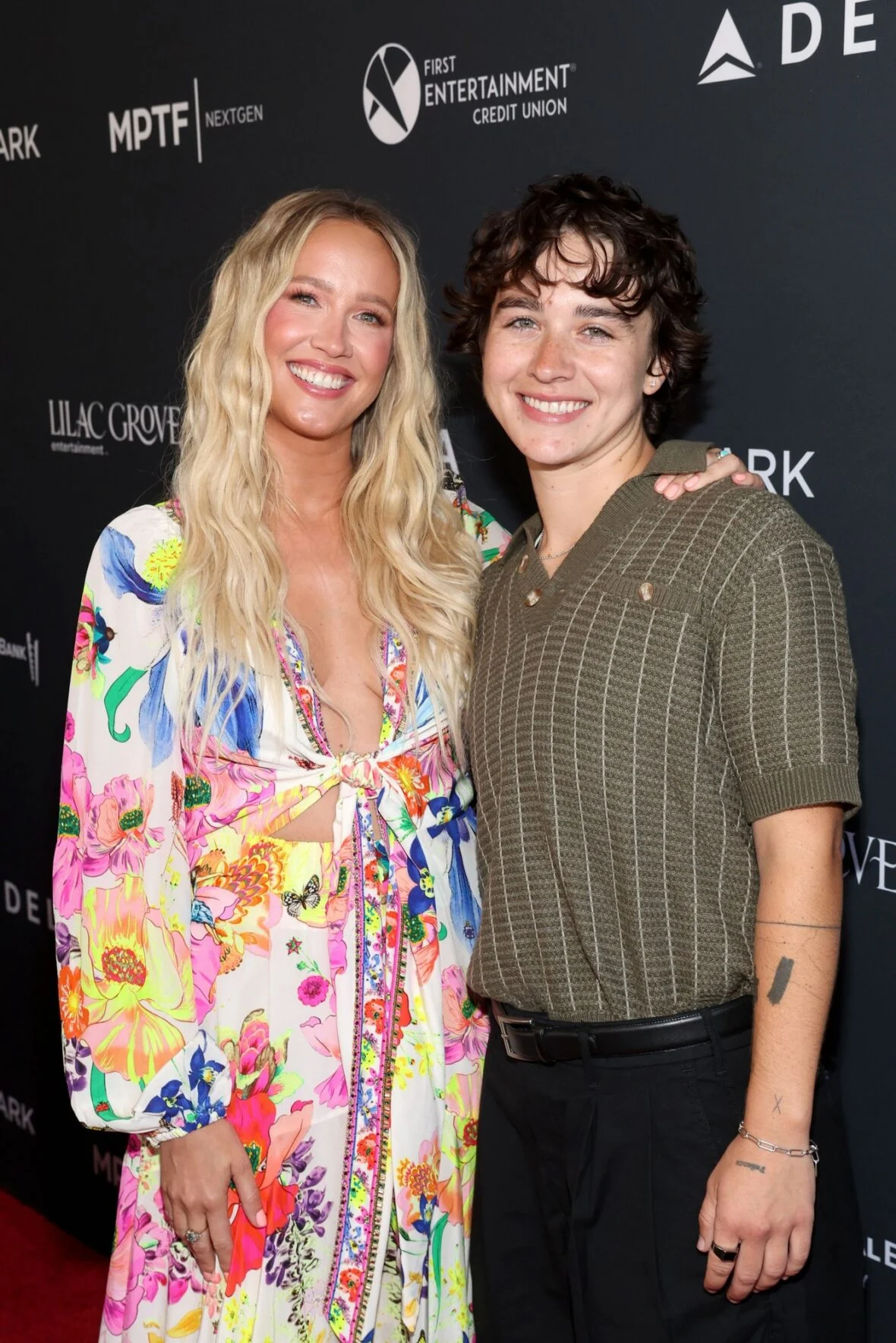 Anna Camp e Jade Whipkey participam do evento juntas