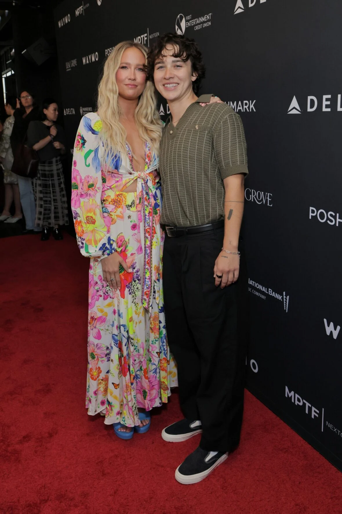 Anna Camp e Jade Whipkey participam do evento juntas