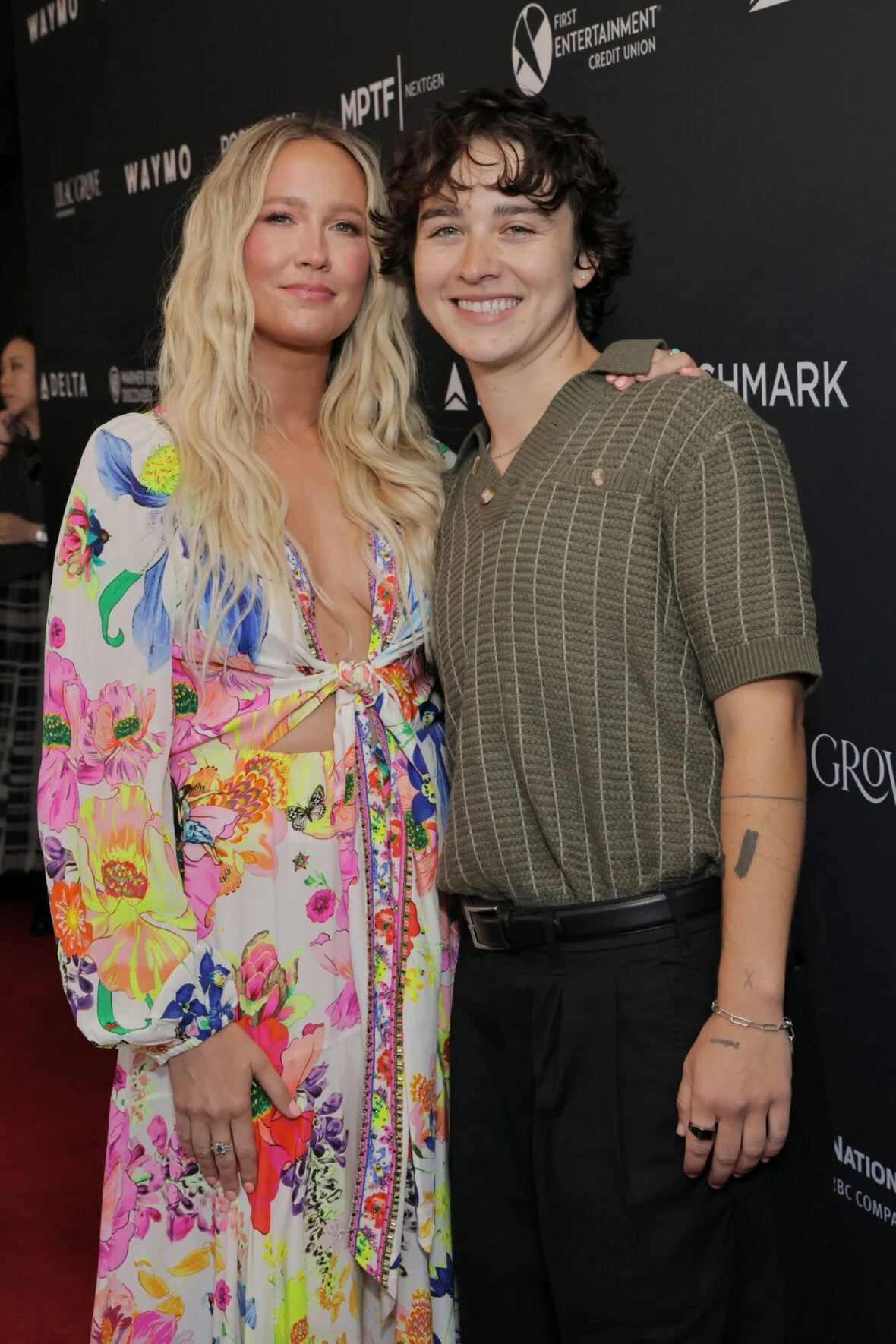 Anna Camp e Jade Whipkey participam do evento juntas