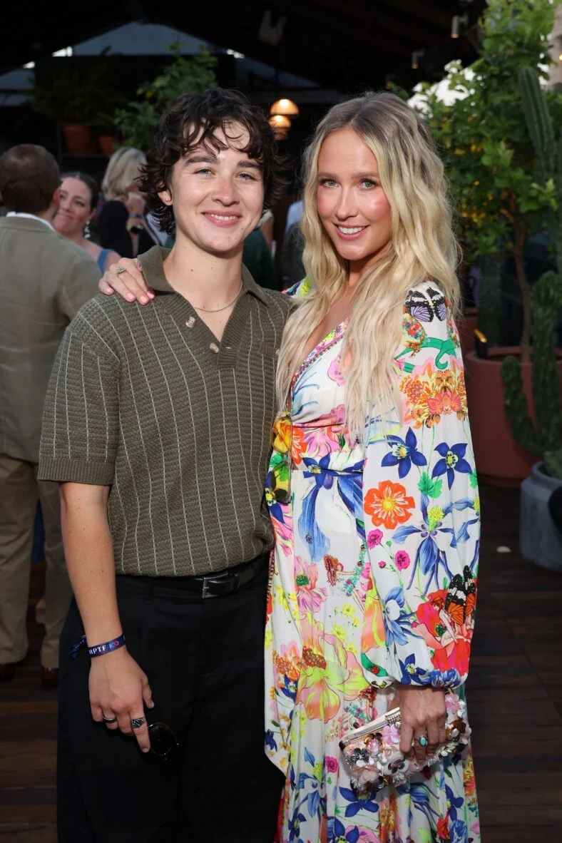 Anna Camp e Jade Whipkey participam do evento juntas