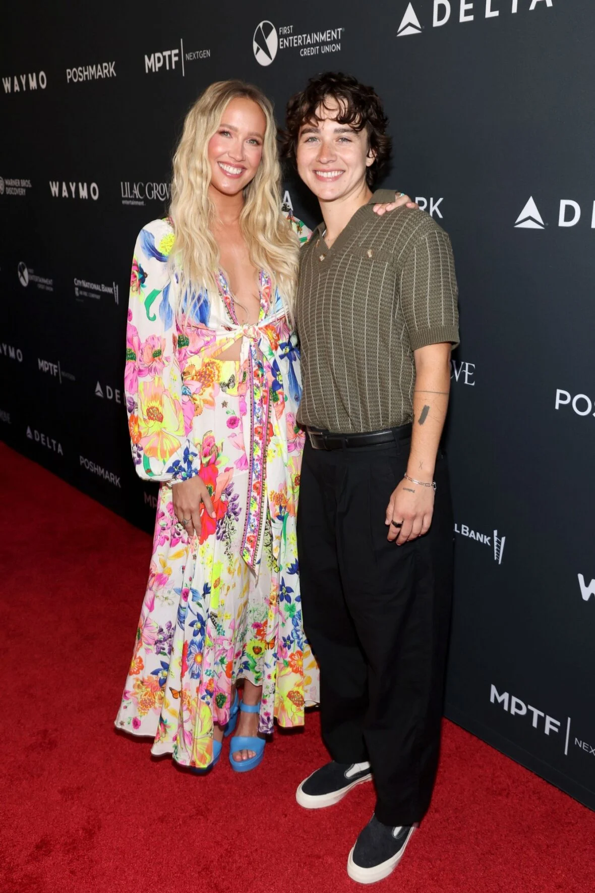 Anna Camp e Jade Whipkey participam do evento juntas