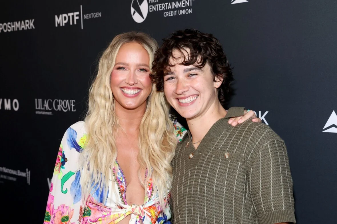 Anna Camp e Jade Whipkey participam do evento juntas