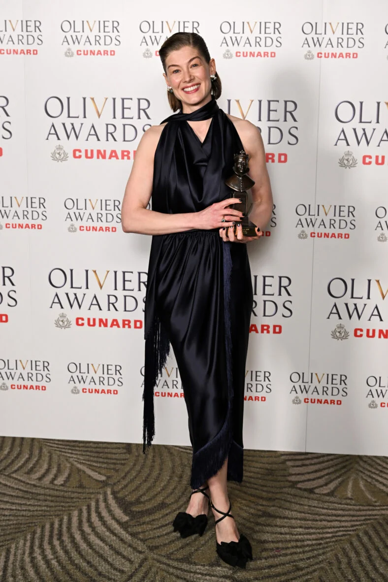 Rosamund Pike segurando o Prêmio Olivier em evento