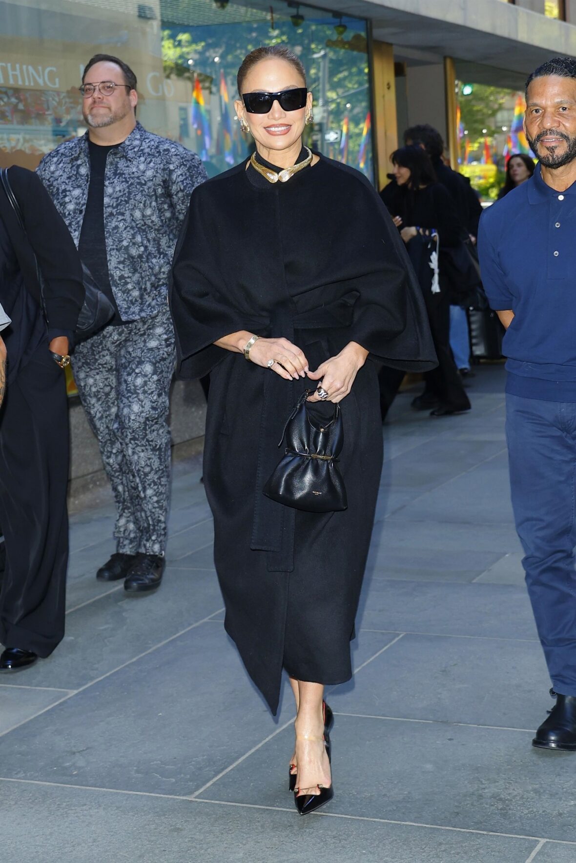 Jennifer Lopez em vestido preto