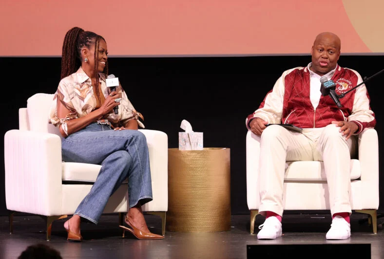 Michelle Obama e Craig Robinson falam no palco