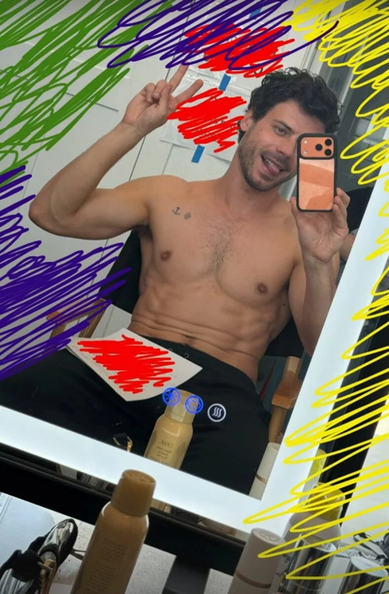 François Arnaud compartilha selfie sem camisa na história do Instagram