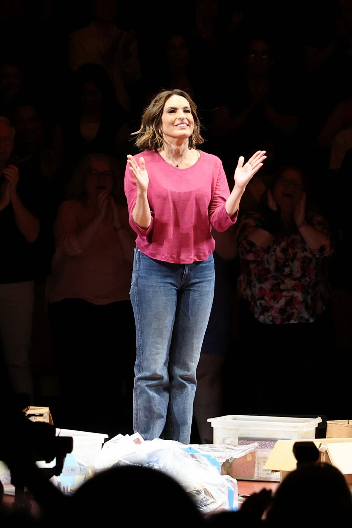 Mariska Hargitay na noite de estreia de sua estreia na Broadway