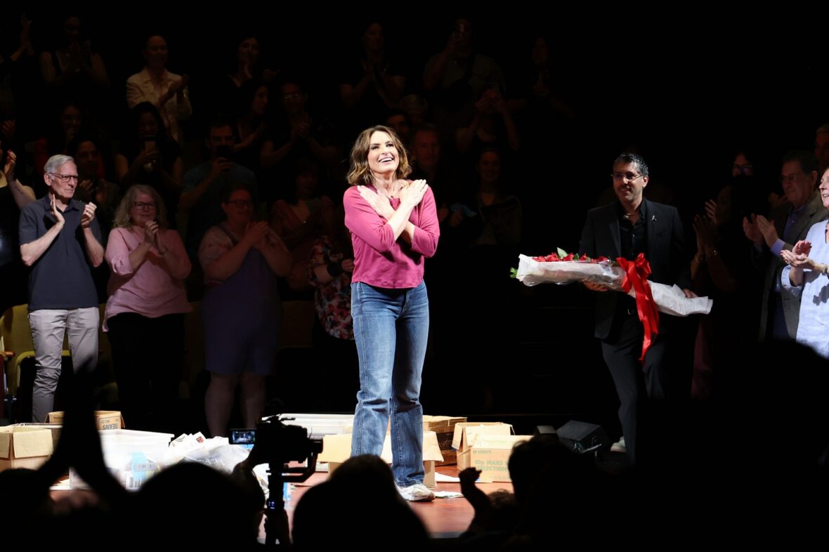 Mariska Hargitay na noite de estreia de sua estreia na Broadway