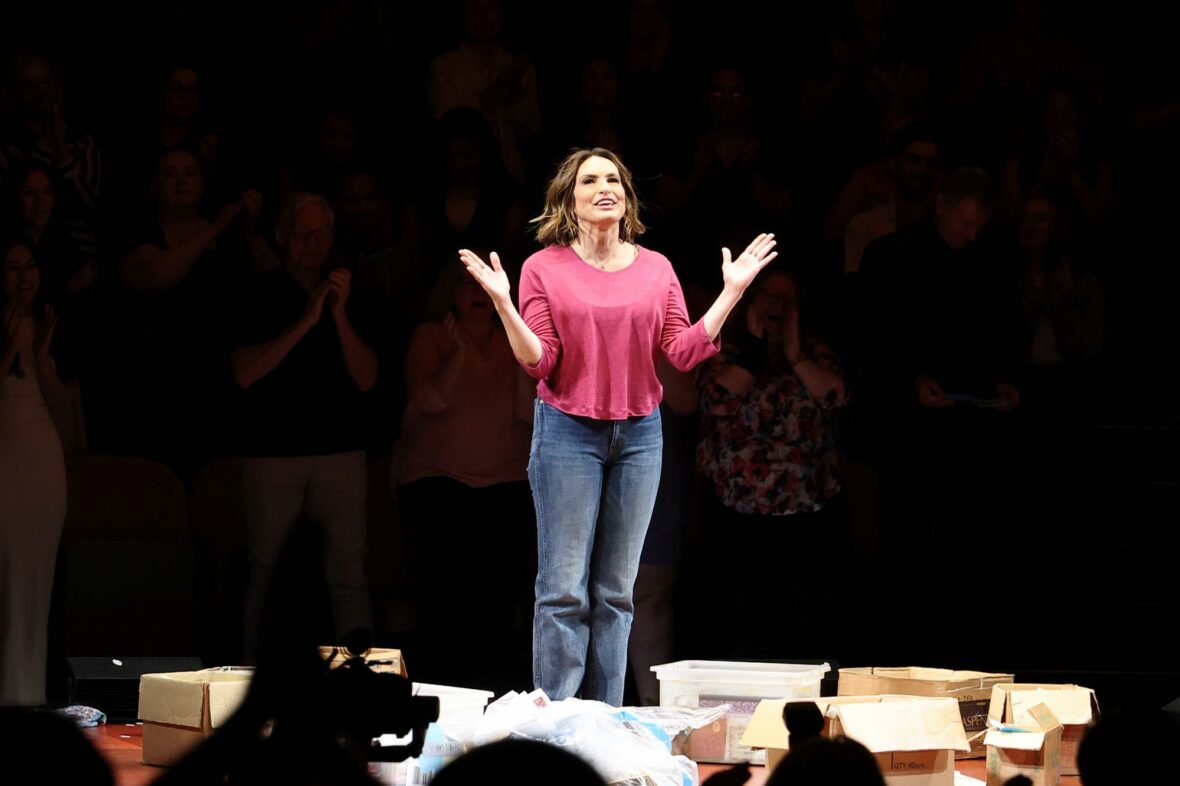 Mariska Hargitay na noite de estreia de sua estreia na Broadway