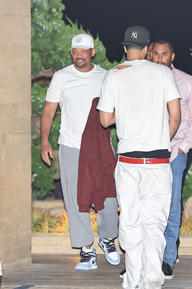 Will Smith saindo do restaurante com roupas casuais