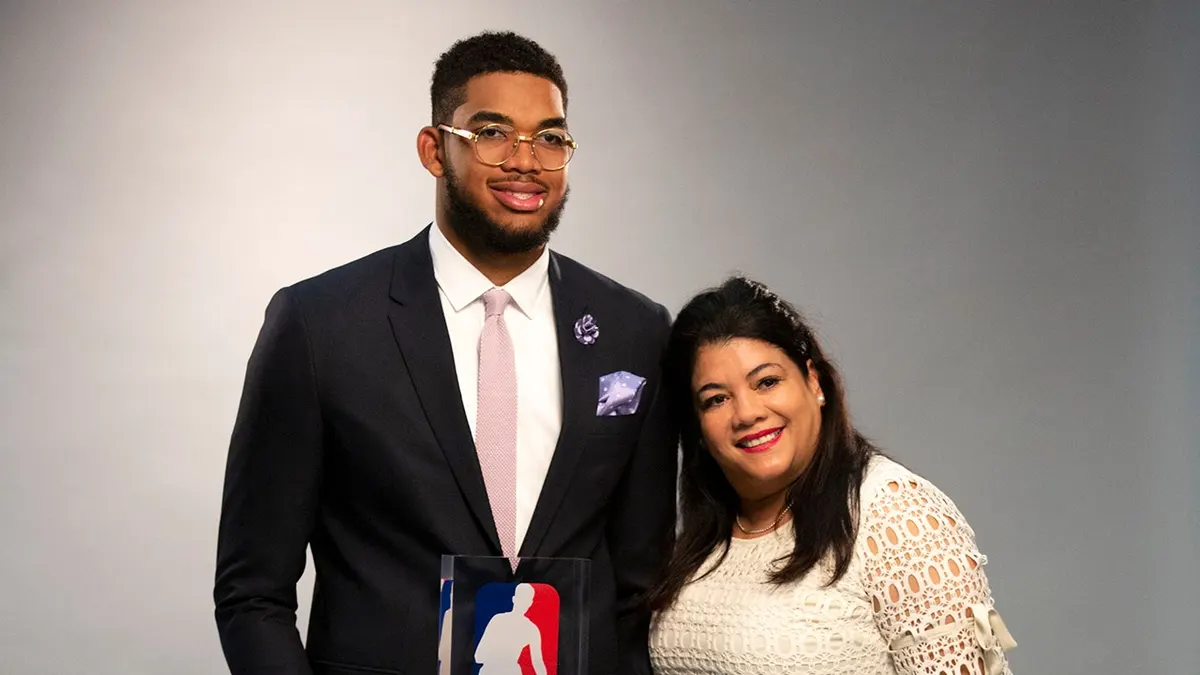 Jacqueline Cruz posing with son Karl-Anthony Towns during NBA Rookie of the Year photo session