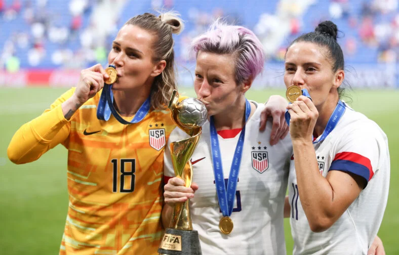 Ashlyn Harris, Megan Rapinoe e Ali Krieger dos EUA comemoram com o Troféu da Copa do Mundo Feminina da FIFA