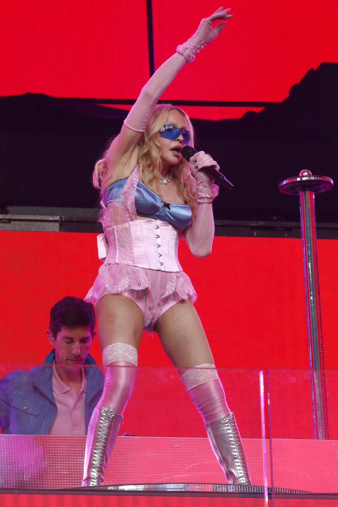 Madonna se apresenta no palco em show na Times Square