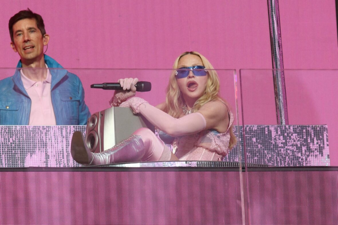 Madonna se apresenta no palco em show na Times Square