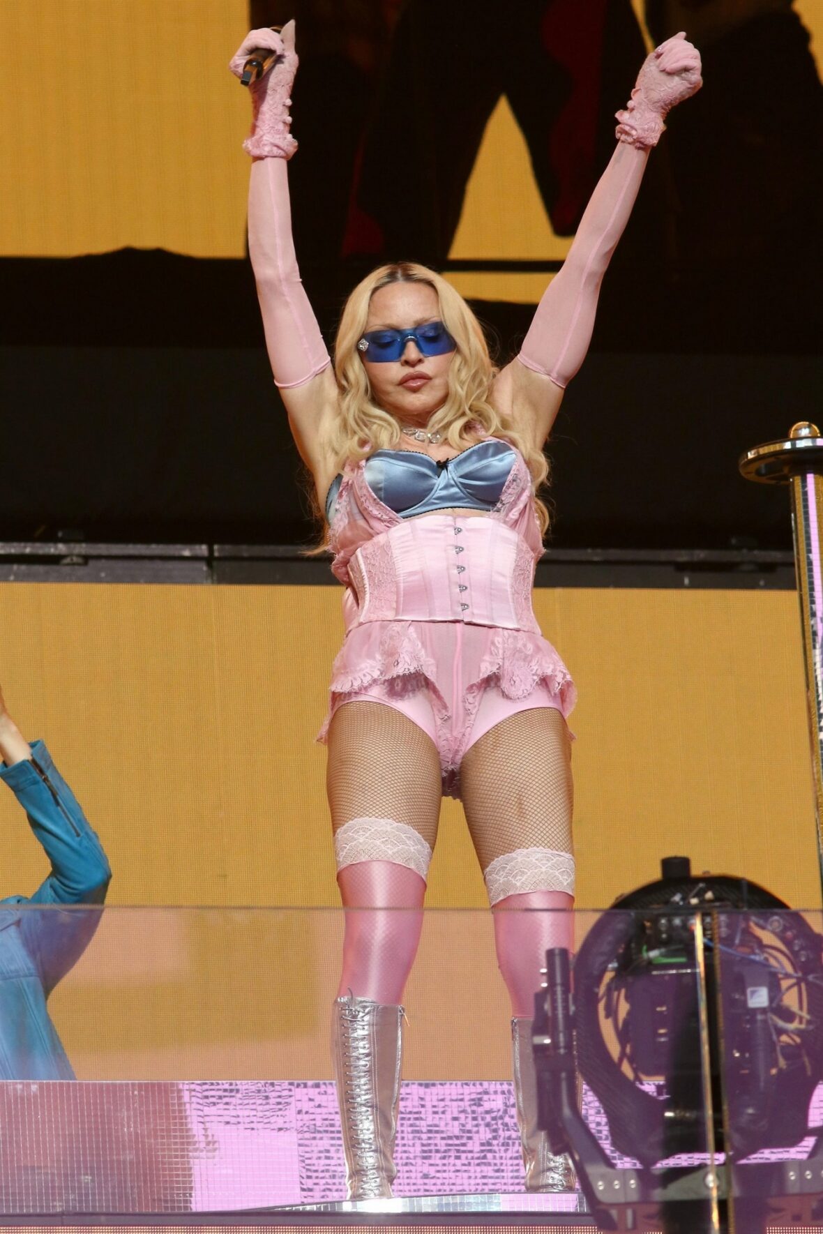 Madonna se apresenta no palco em show na Times Square