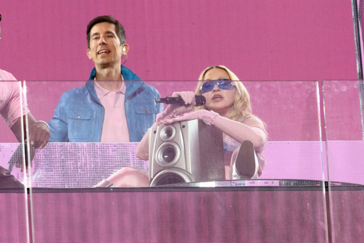 Madonna se apresenta no palco em show na Times Square