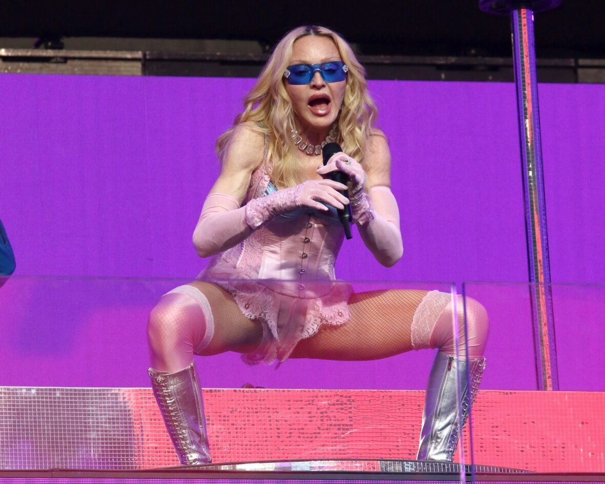 Madonna se apresenta no palco em show na Times Square