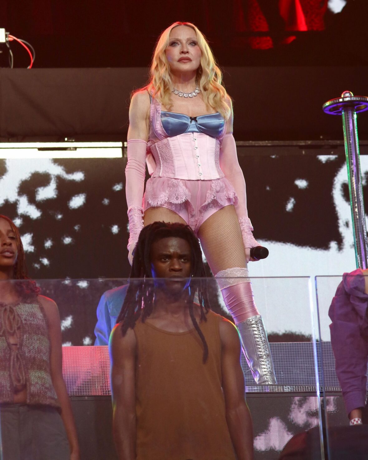 Madonna se apresenta no palco em show na Times Square